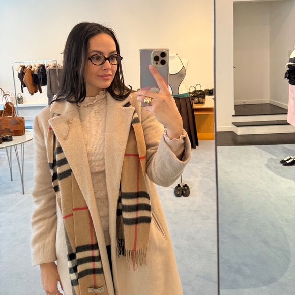 Meet your Posher, Adrianna C David ⭐️ - Picture 4 of 15